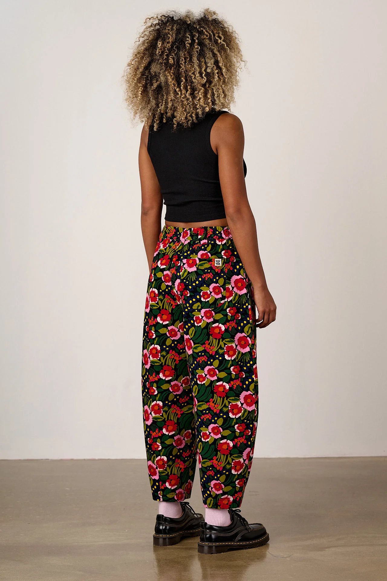 Ashby - Cotton Barrel Leg Trousers in Black Marie Print - Image 5