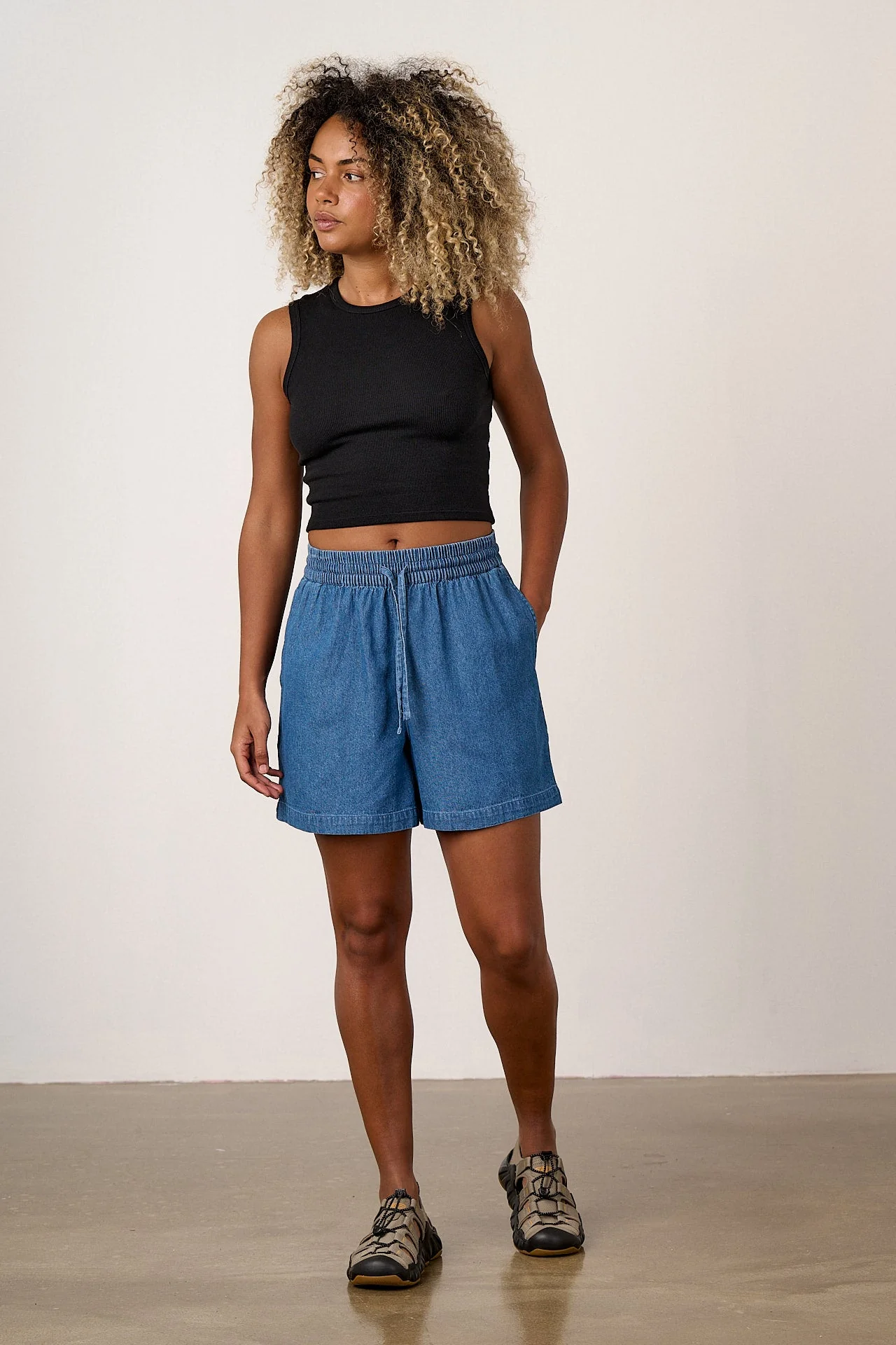 Charlie - Lightweight Denim Shorts in Mid Wash - Image 3