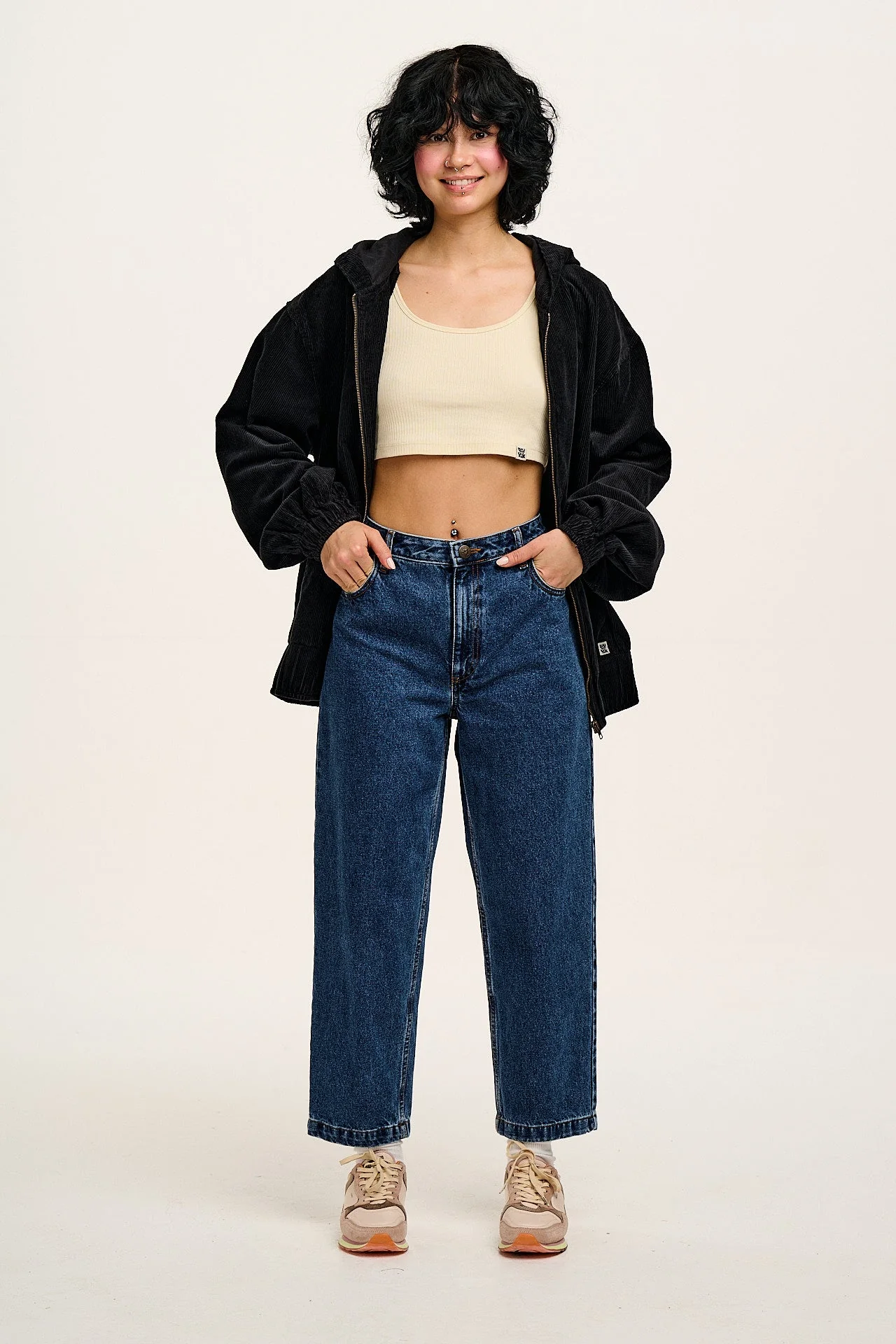 Drew - Cropped Straight Leg Denim Jeans in Mid Wash Blue - Image 15