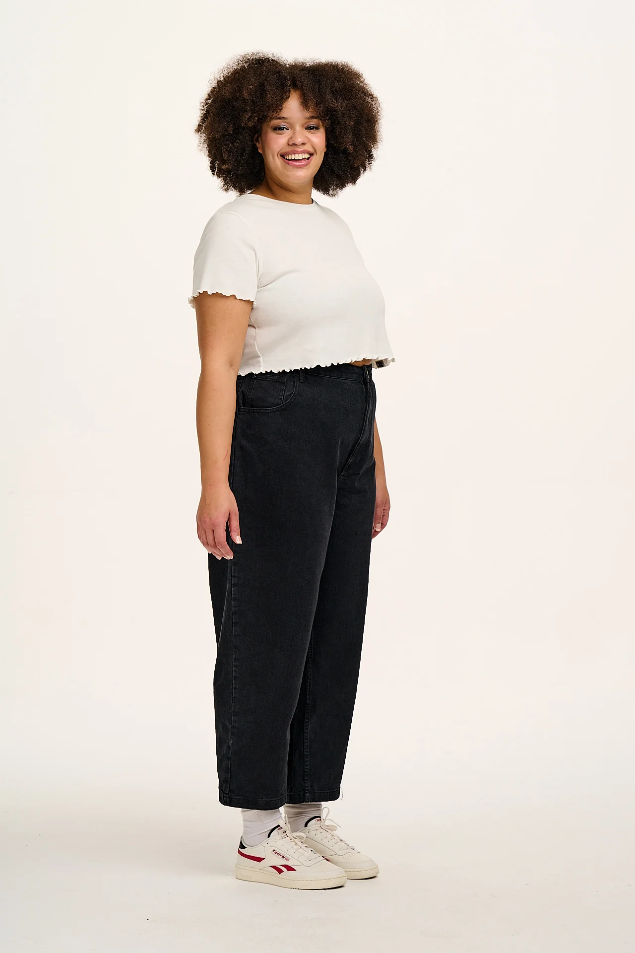 Drew - Cropped Straight Leg Denim Jeans in Washed Black - Image 10