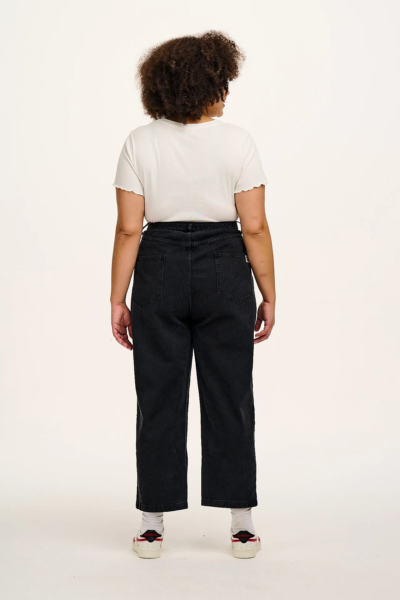 Drew - Cropped Straight Leg Denim Jeans in Washed Black - Image 11