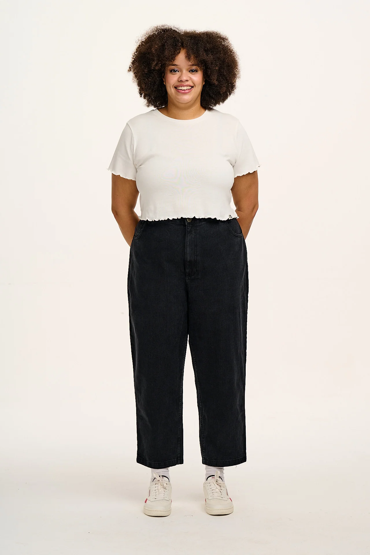 Drew - Cropped Straight Leg Denim Jeans in Washed Black - Image 9