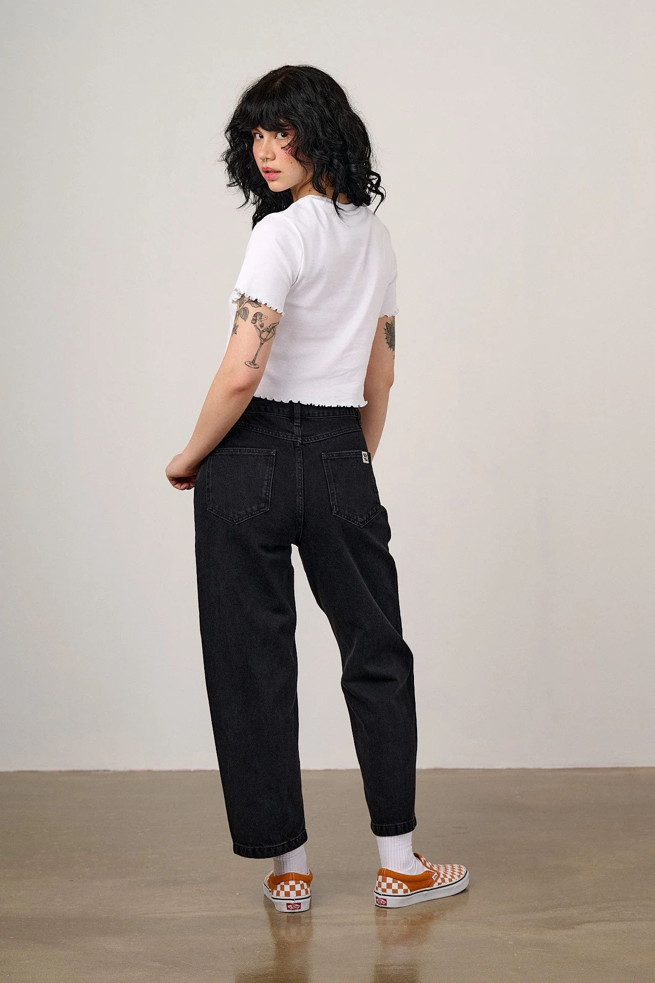 Greta - Cropped Cotton Top in White with Tattoo Heart Embroidery - Image 5
