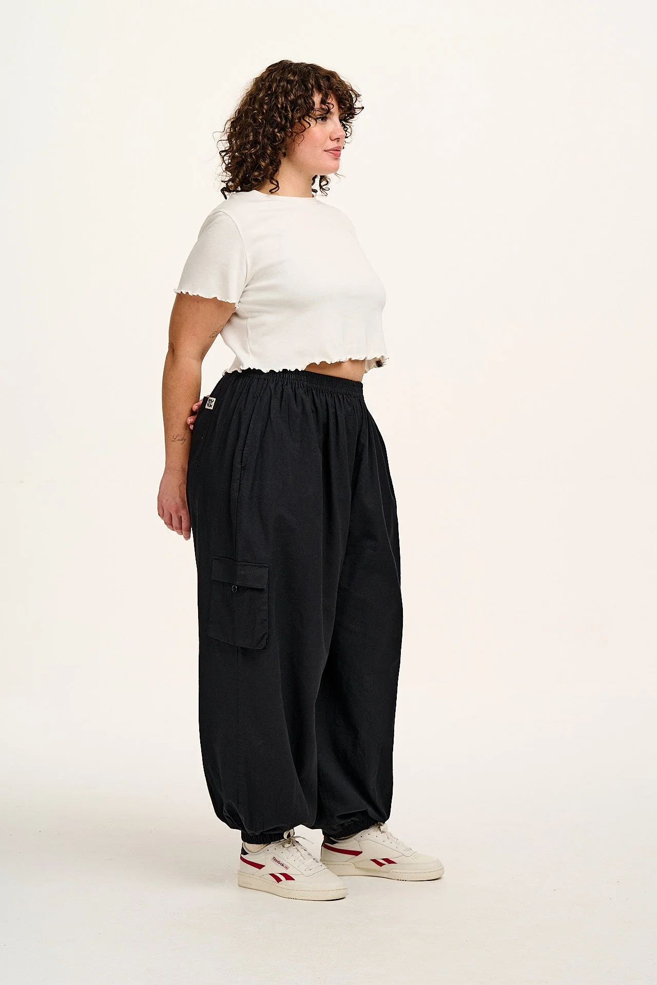 Rumi - Balloon Leg Cotton & Linen Trousers in Black - Image 10