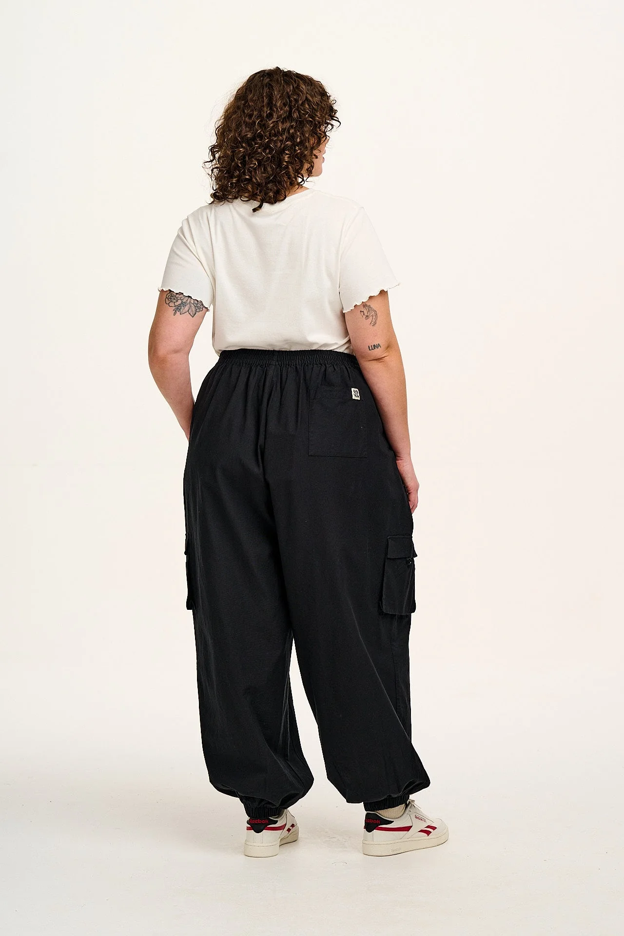 Rumi - Balloon Leg Cotton & Linen Trousers in Black - Image 11