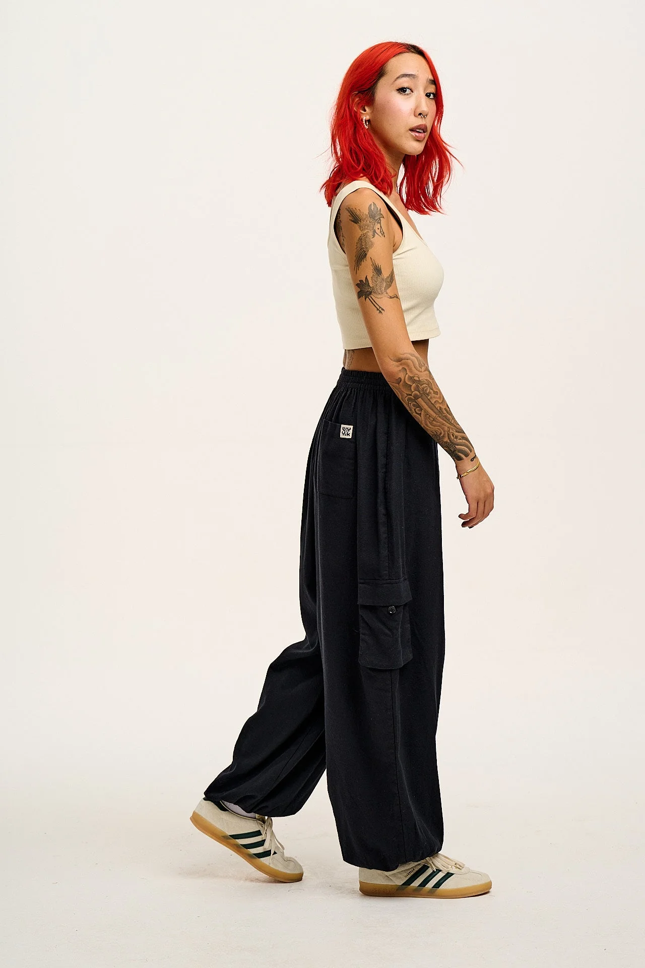 Rumi - Balloon Leg Cotton & Linen Trousers in Black - Image 4
