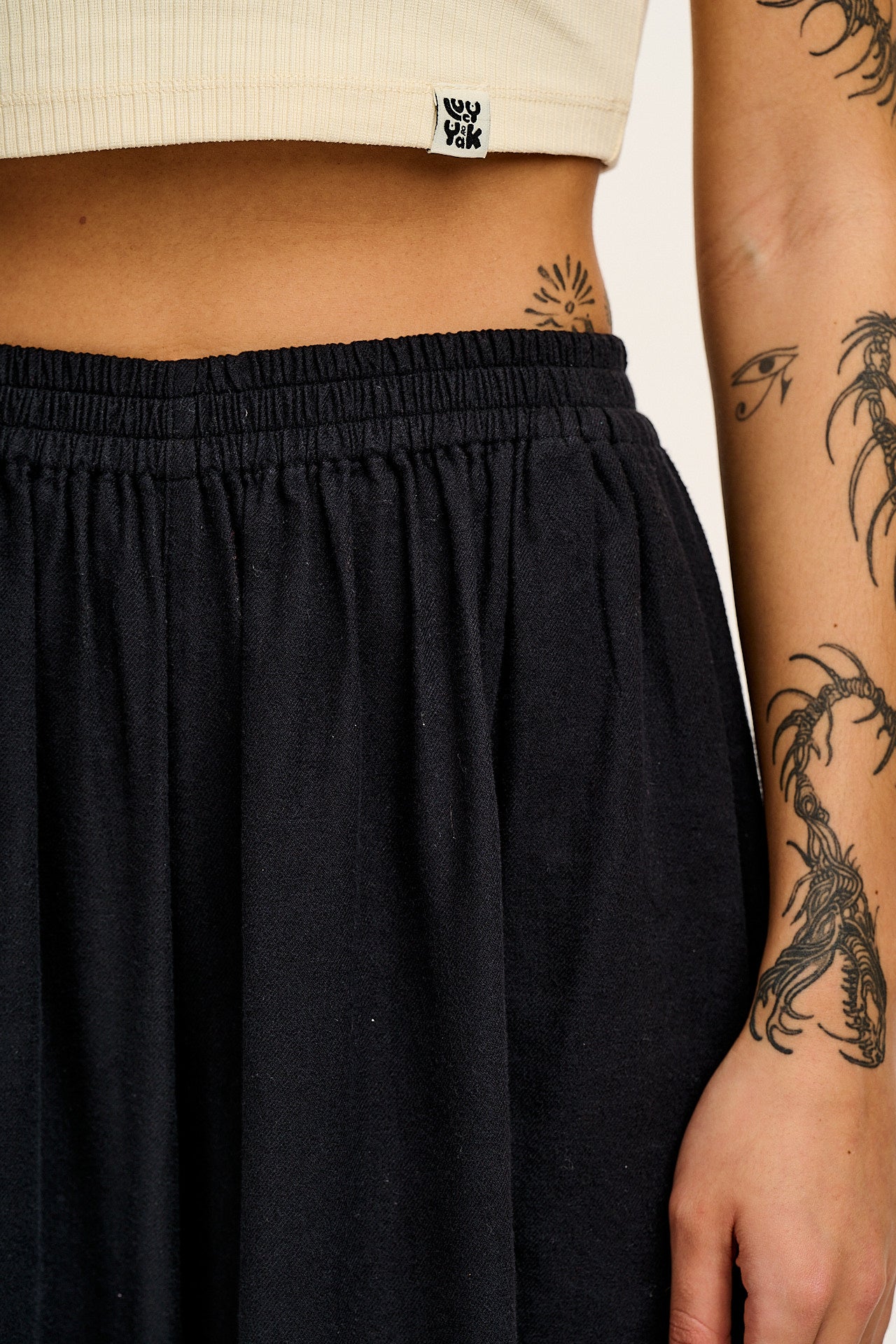 Rumi - Balloon Leg Cotton & Linen Trousers in Black - Image 5