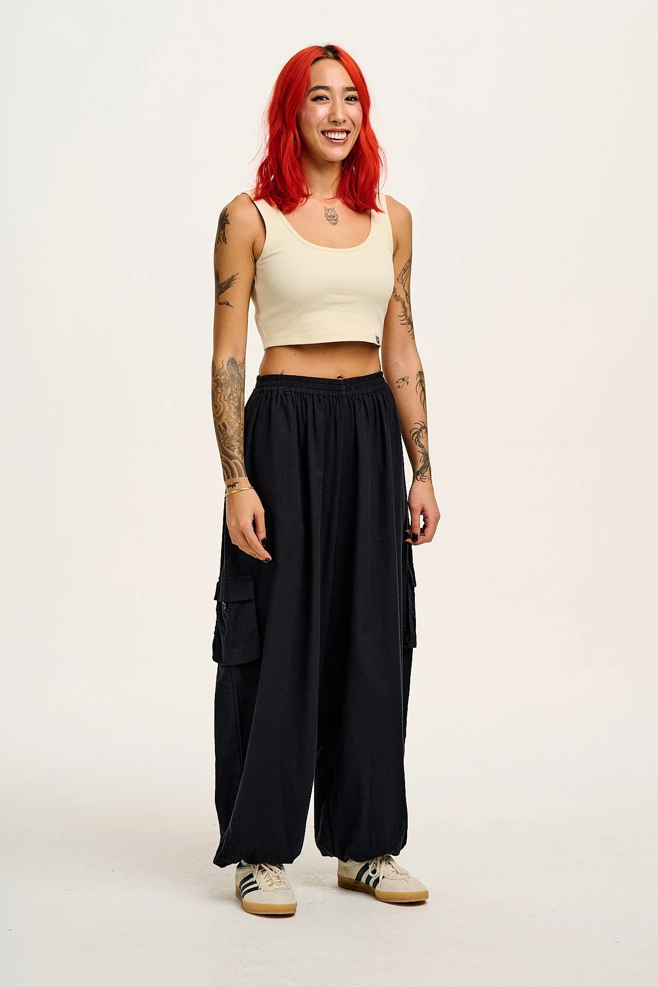 Rumi - Balloon Leg Cotton & Linen Trousers in Black - Image 6