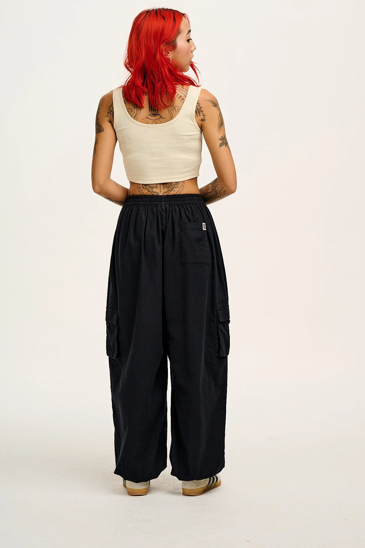 Rumi - Balloon Leg Cotton & Linen Trousers in Black - Image 8