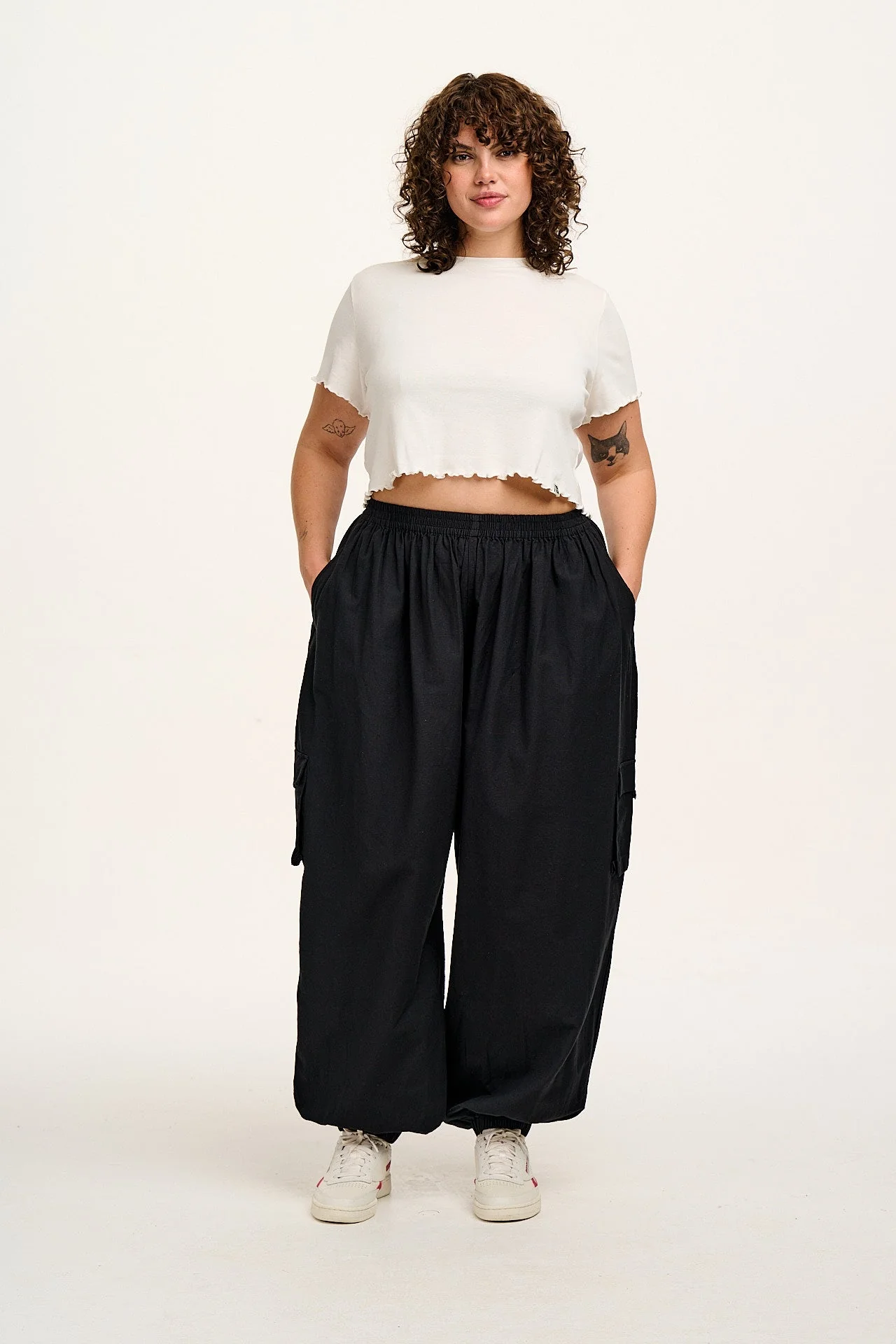 Rumi - Balloon Leg Cotton & Linen Trousers in Black - Image 9